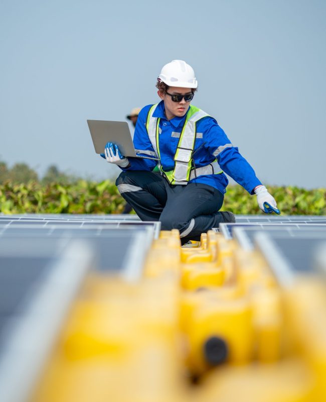 solar-technician-monitoring-panels-with-laptop-2025-03-06-01-58-43-utc-scaled-1.jpg